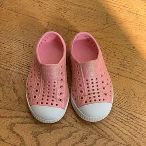Toddler pink glitter native shoes